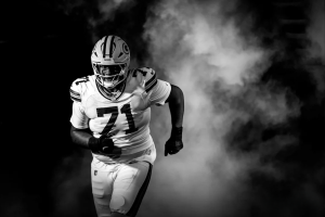 Novato Anthony Belton Assume a Responsabilidade nos Packers e se Prepara para Duelo com Myles Garrett